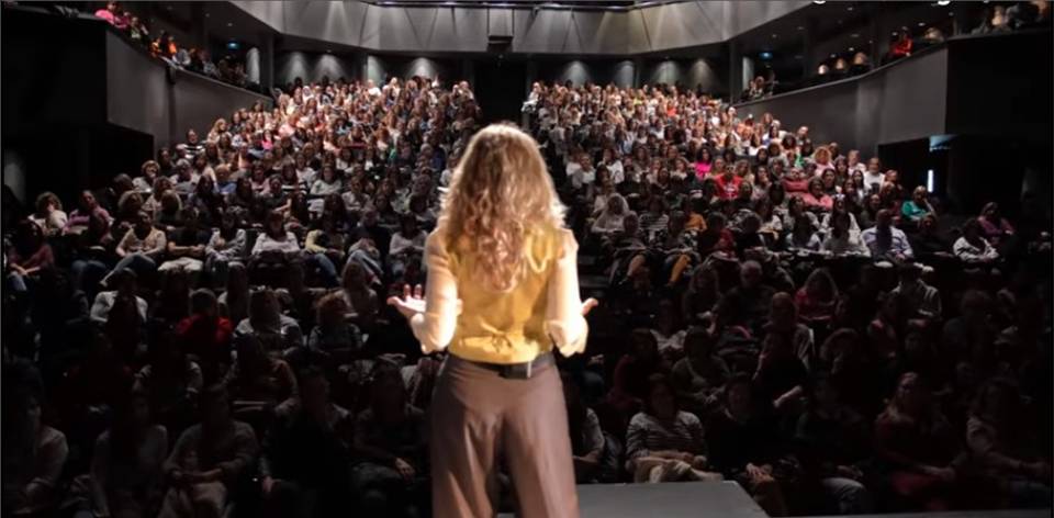 Silvia Congost ante un teatro lleno